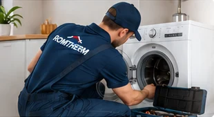 Tehnician Romtherm Group efectuând reparații electrocasnice la domiciliu